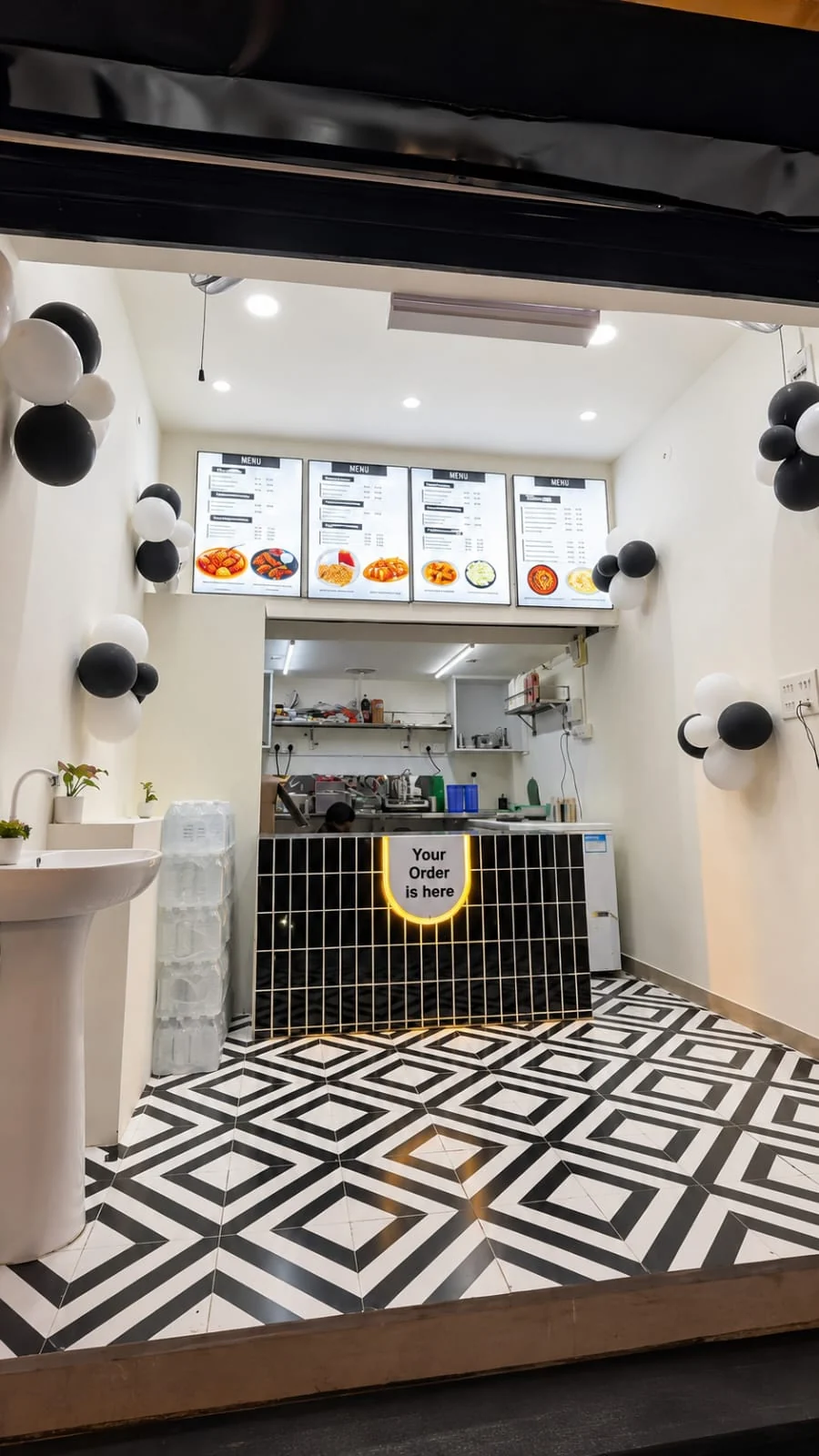 The Momolicious real outlet counter and menu boards