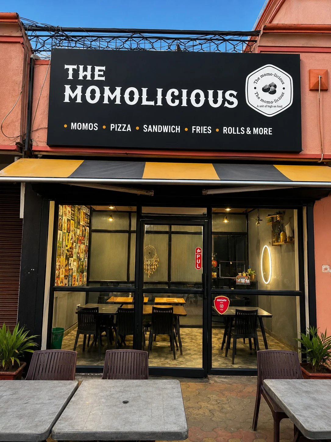 The Momolicious real outlet front view